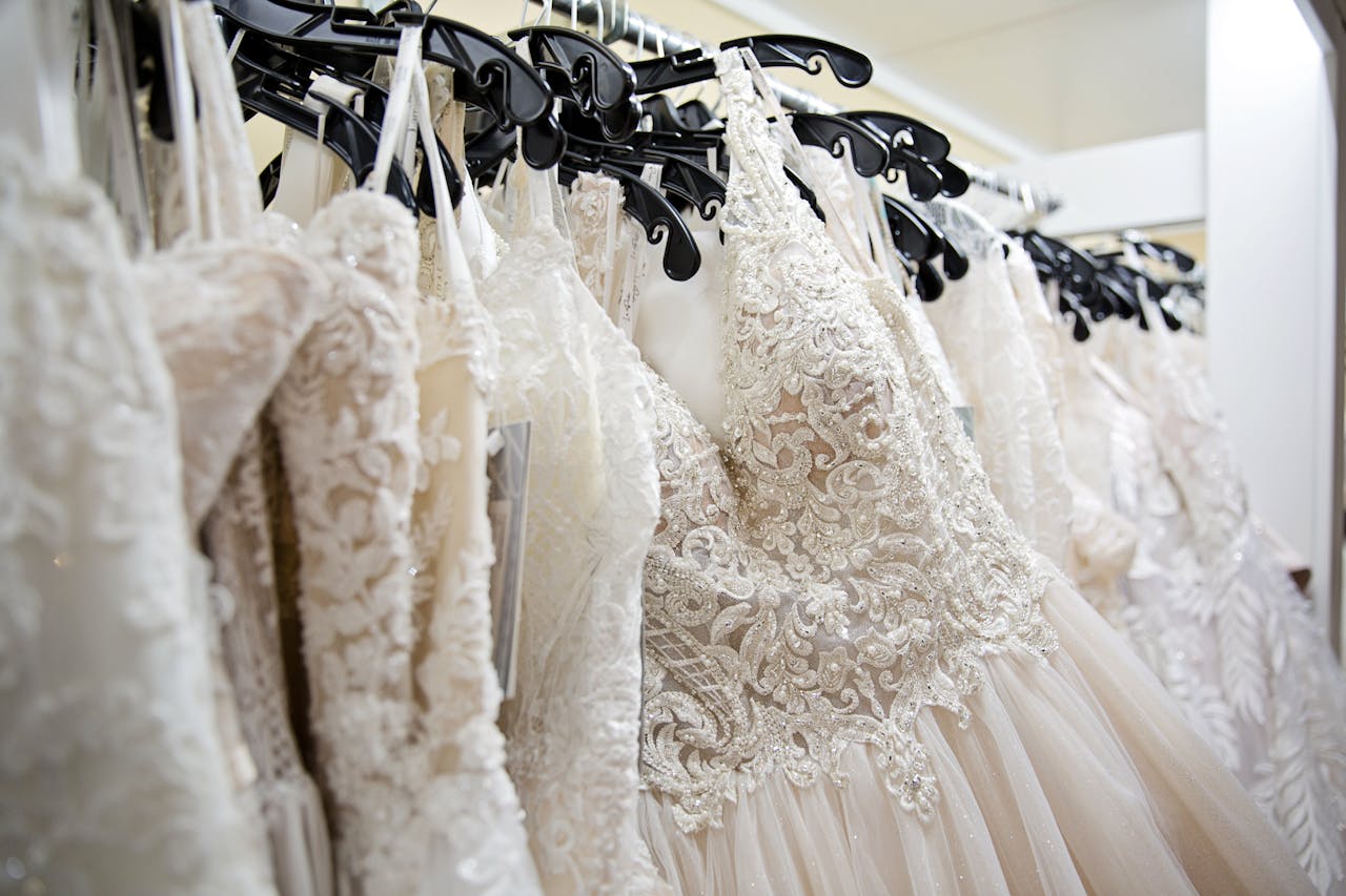 Tiendas que compran vestidos usados vs marketplaces: qué conviene