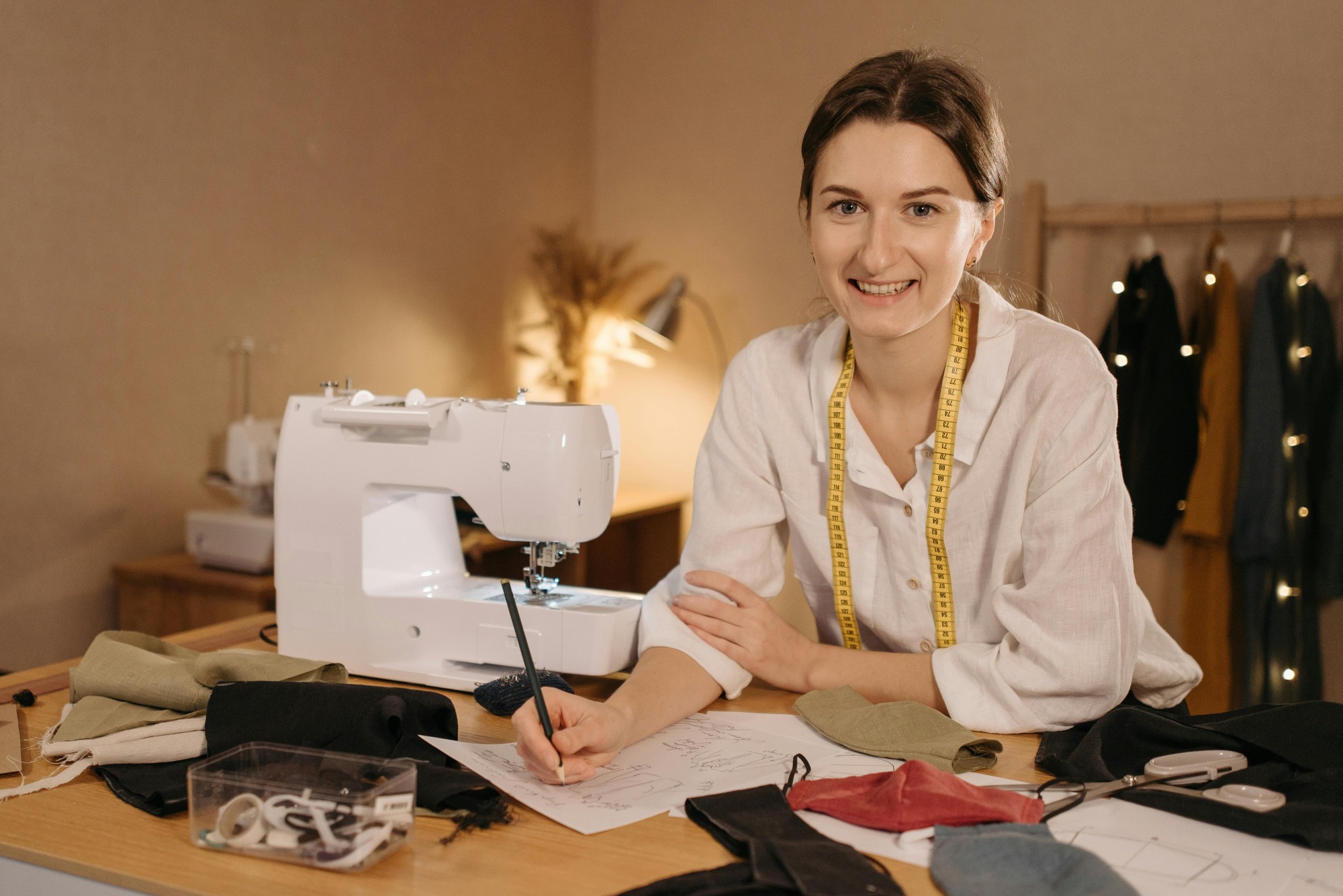 Guía de tallas para tu vestido de novia: cómo medirte en casa, interpretar equivalencias y anticipar ajustes